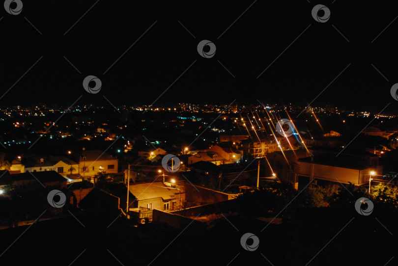 Скачать Ночной городской пейзаж с горящими городскими огнями и темным небом фотосток Ozero