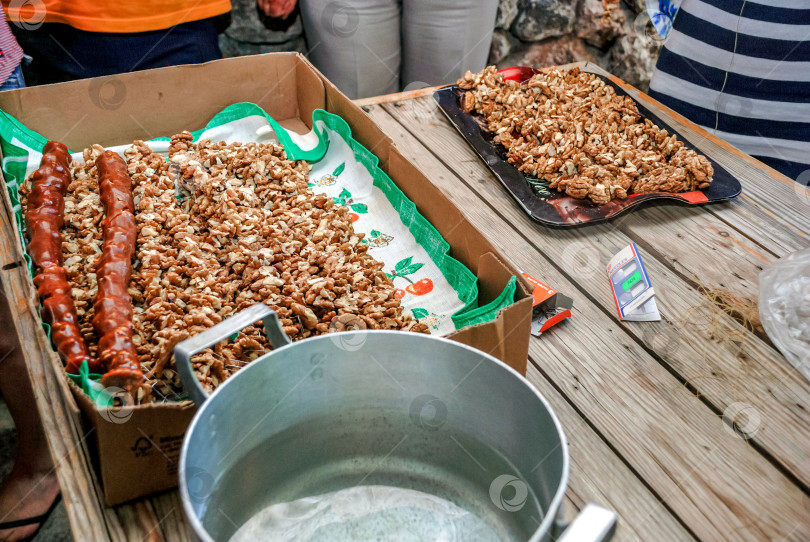 Скачать Приготовление традиционных сладких и ореховых закусок на деревенском деревянном столе фотосток Ozero