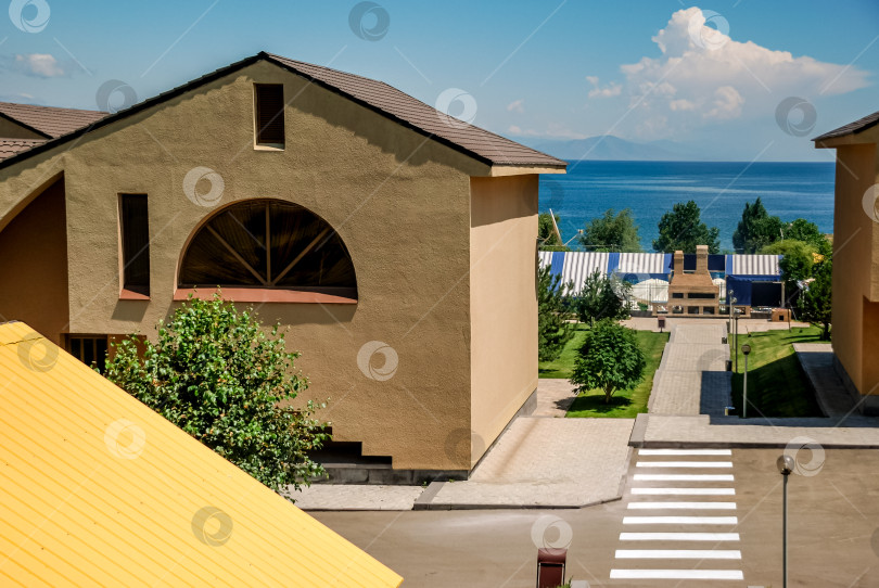 Скачать Приморский жилой район с современной архитектурой и видом на океан фотосток Ozero