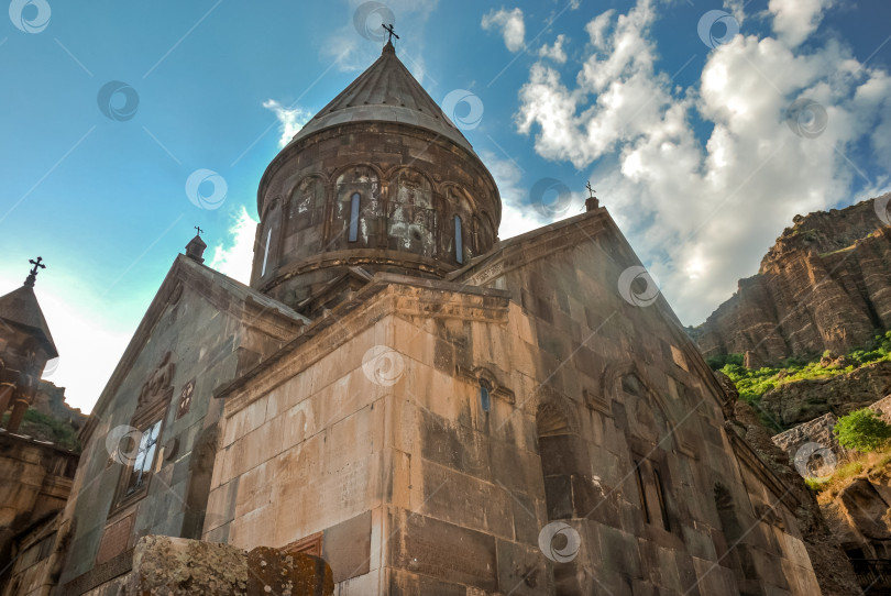 Скачать Древний армянский монастырь: архитектурное каменное сооружение с впечатляющим видом на небо фотосток Ozero