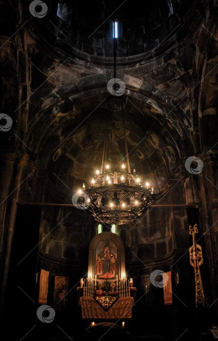 Скачать Интерьер старинного собора с богато украшенной люстрой и культовыми произведениями религиозного искусства фотосток Ozero