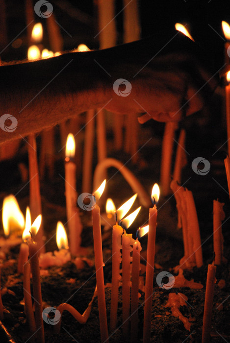 Скачать Бдение при свечах, вручную зажигающее свечи в темной обстановке фотосток Ozero