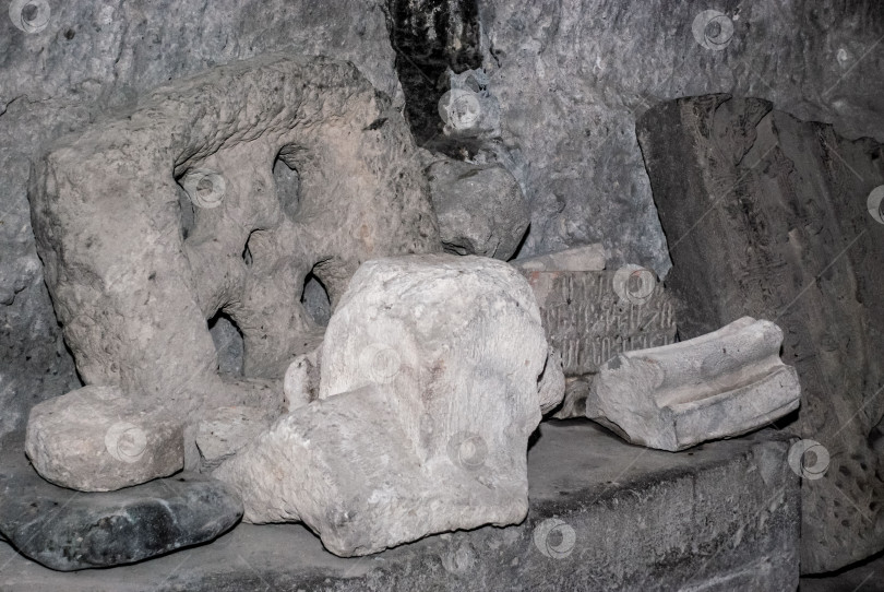 Скачать Древняя резьба по камню и артефакты в тускло освещенной пещере фотосток Ozero