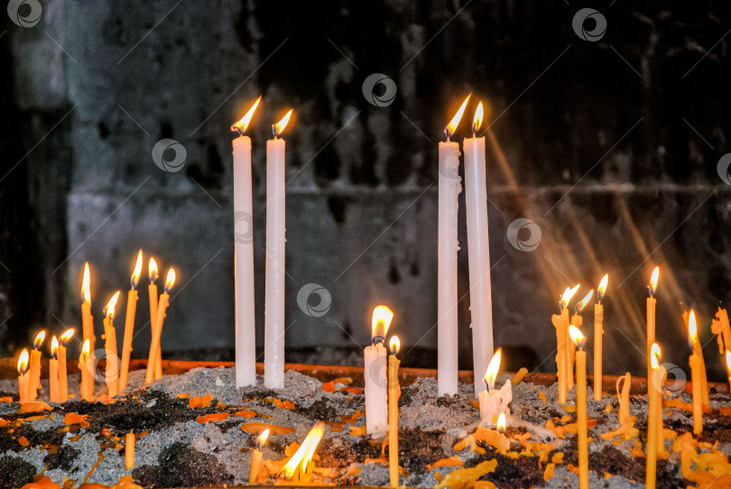 Скачать Зажженные свечи в духовном святилище озаряют надежду и благоговение фотосток Ozero
