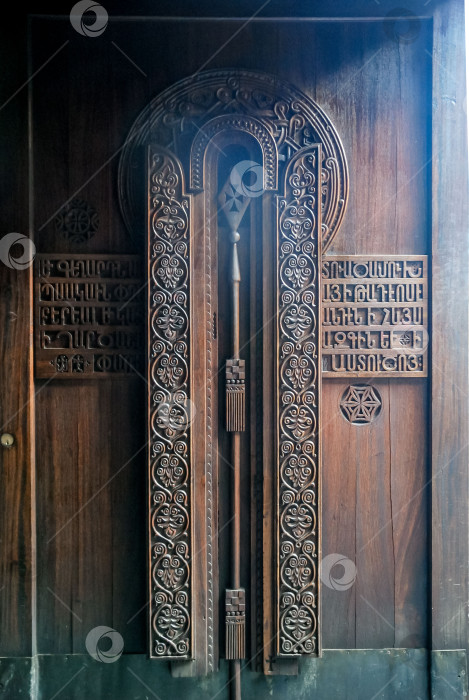 Скачать Богато украшенная резная деревянная дверь с геометрическими узорами и замысловатыми деталями фотосток Ozero