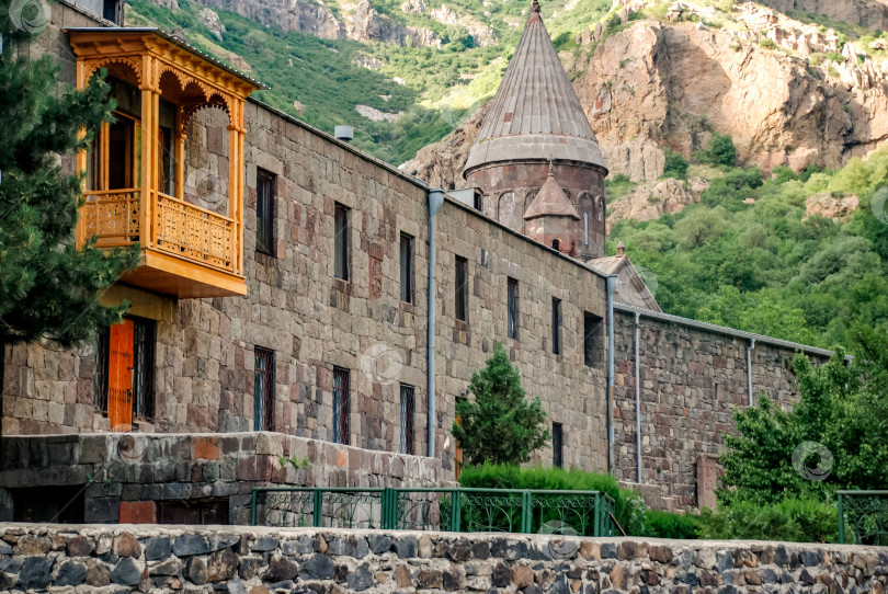 Скачать Исторический монастырь Гегард в живописной горной Армении фотосток Ozero