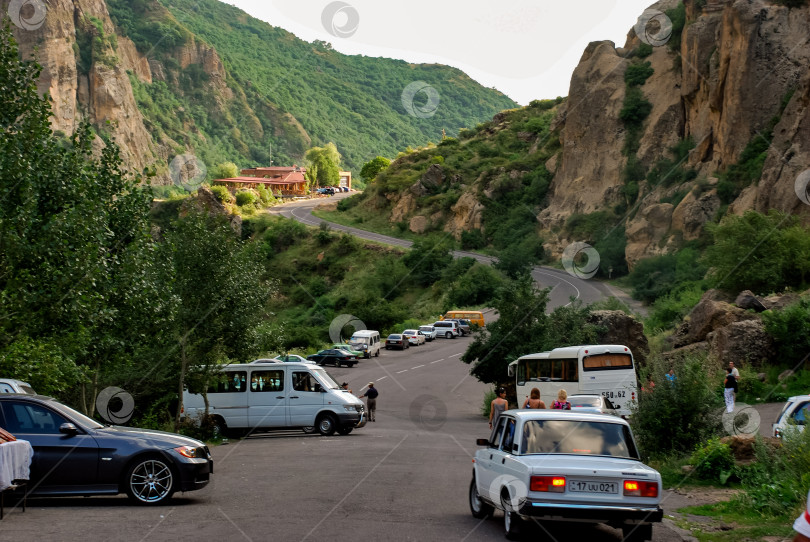 Скачать Живописная горная дорога с автомобилями и автобусами в пышном каньоне фотосток Ozero