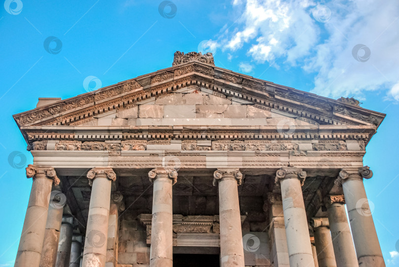 Скачать Древнеримский храм с коринфскими колоннами под ясным голубым небом фотосток Ozero