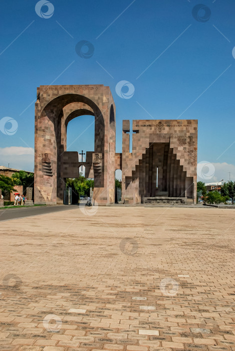 Скачать Турист-мужчина у мемориала жертв Геноцида армян в Ереване в солнечный день фотосток Ozero