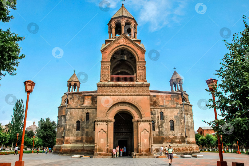 Скачать Величественный исторический собор с арочным фасадом и высокими шпилями на фоне голубого неба фотосток Ozero