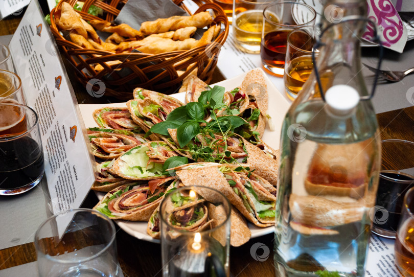 Скачать Блюдо для изысканных сэндвичей с напитками и хлебными палочками на обеденном столе фотосток Ozero