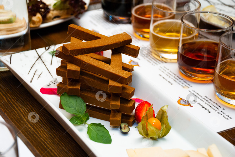 Скачать Сырное ассорти с винным гарниром и фруктами на элегантном столе фотосток Ozero