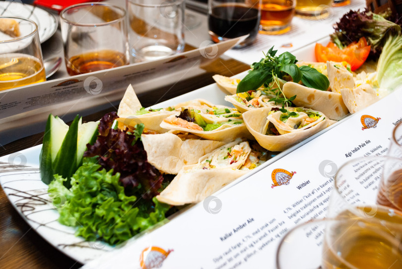 Скачать Вкусные ассорти из роллов и напитков на столе в ресторане фотосток Ozero