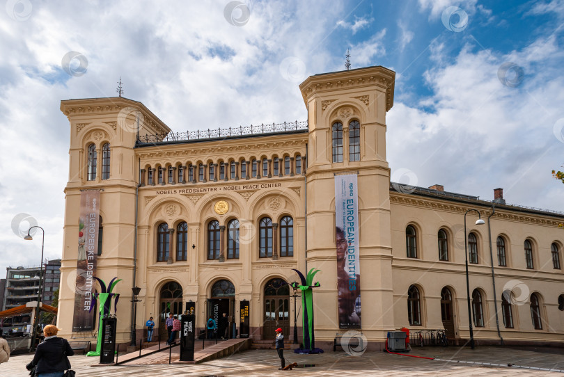 Скачать Историческое здание Нобелевского центра мира с посетителями в пасмурный день фотосток Ozero
