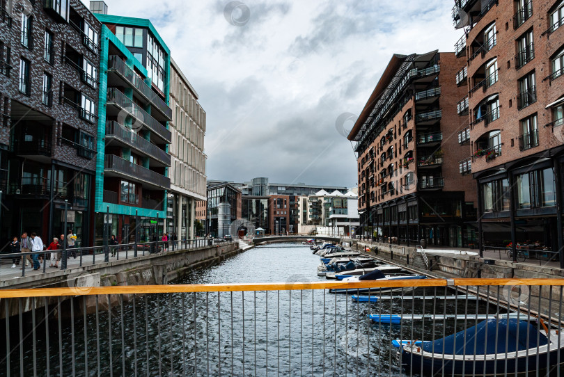 Скачать Городской пейзаж на канале с современной архитектурой и лодками в пасмурный день фотосток Ozero