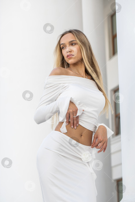 Скачать Молодая красивая модель в белом платье с длинными рукавами фотосток Ozero