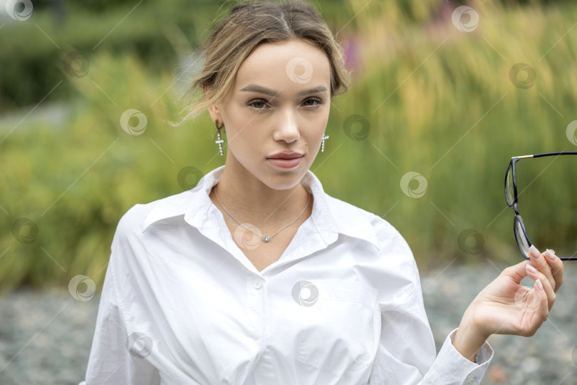 Скачать Деловой портрет светловолосой девушки в брючном костюме фотосток Ozero