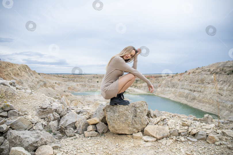 Скачать Портрет молодой красивой блондинки-модели в полный рост фотосток Ozero