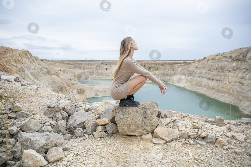 Скачать Портрет молодой красивой блондинки-модели в полный рост фотосток Ozero