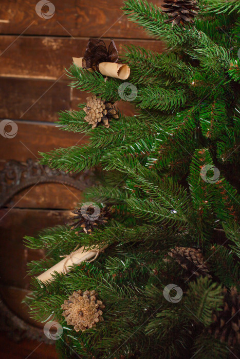 Скачать Рождественская елка с шишками и бумажными свитками фотосток Ozero