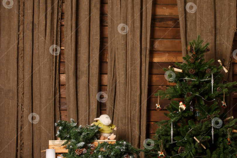 Скачать Рождественская елка на коричневой мешковине и деревянной стене фотосток Ozero