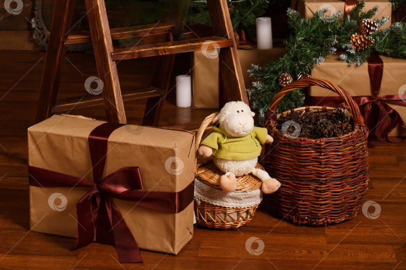 Скачать Рождественская открытка. Корзина с шишками, мягкая игрушка и подарок фотосток Ozero
