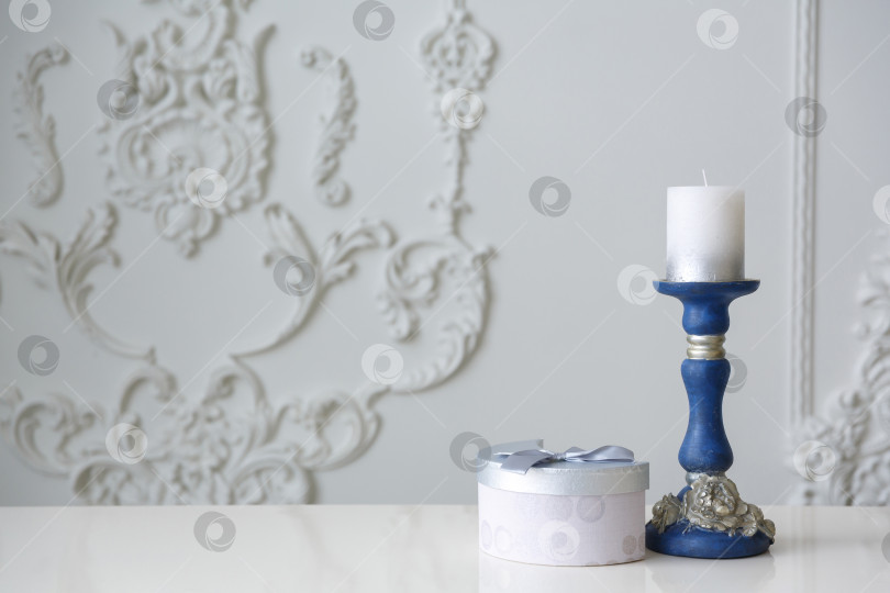 Скачать Рождественская открытка. Свеча в синем подсвечнике на белом фоне. Новогодний фон. Место для текста и сообщения фотосток Ozero