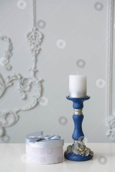 Скачать Рождественская открытка. Свеча в синем подсвечнике на белом фоне. Новогодний фон. Место для текста и сообщения фотосток Ozero