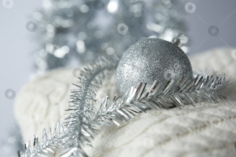 Скачать Рождество. Рождественский игрушечный шар на вязаном свитере. фотосток Ozero