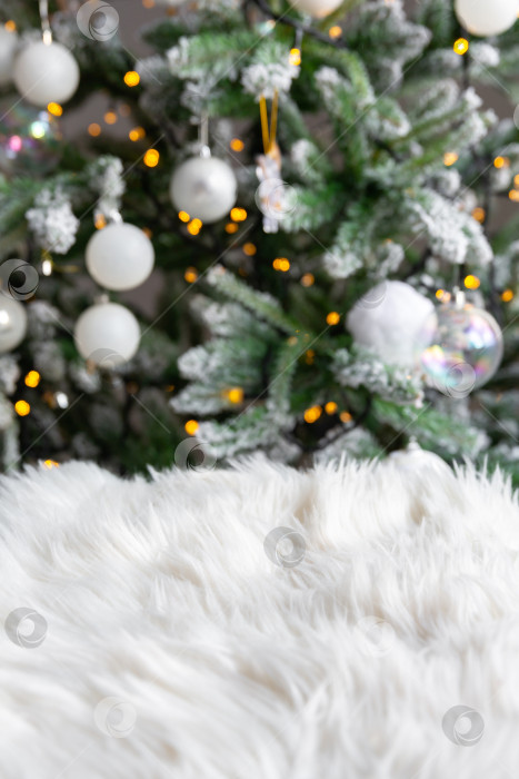 Скачать Рождественский или новогодний фон. Ковер на фоне рождественской елки, украшенной горящей гирляндой фотосток Ozero