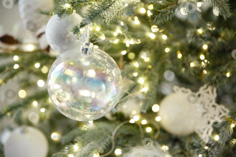 Скачать Рождественский игрушечный шар, висящий на ветке ели фотосток Ozero
