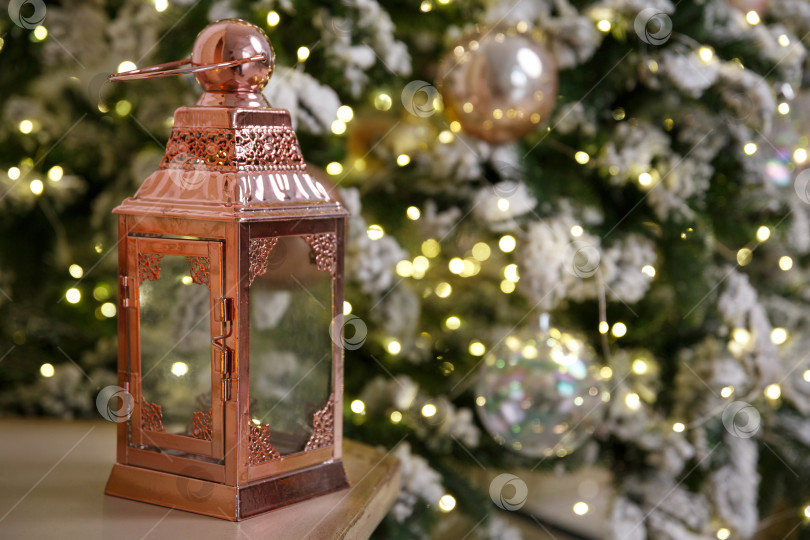 Скачать Розовый металлический фонарик на фоне гирлянды огней фотосток Ozero