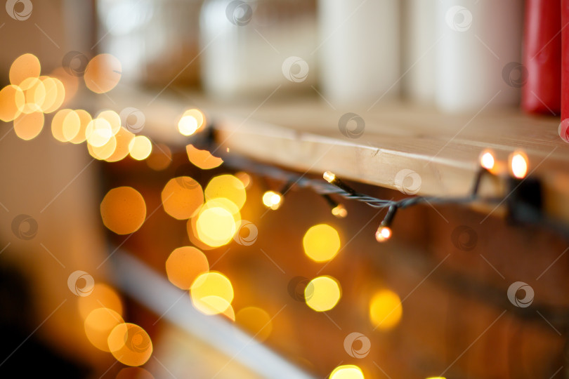 Скачать Желтые рождественские огоньки на полке крупным планом, боке фотосток Ozero