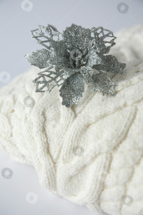 Скачать Рождество. Рождественская игрушка на белом вязаном свитере. фотосток Ozero