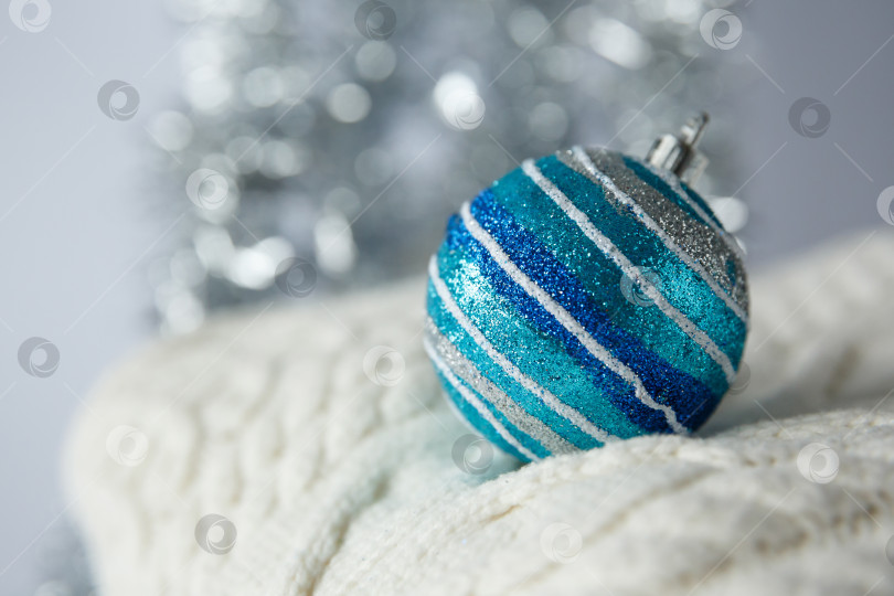 Скачать Рождество. Рождественский игрушечный шар на вязаном свитере. фотосток Ozero
