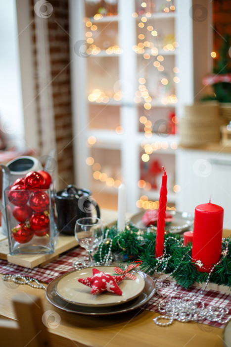 Скачать коричневые тарелки на столе в новогоднем убранстве фотосток Ozero