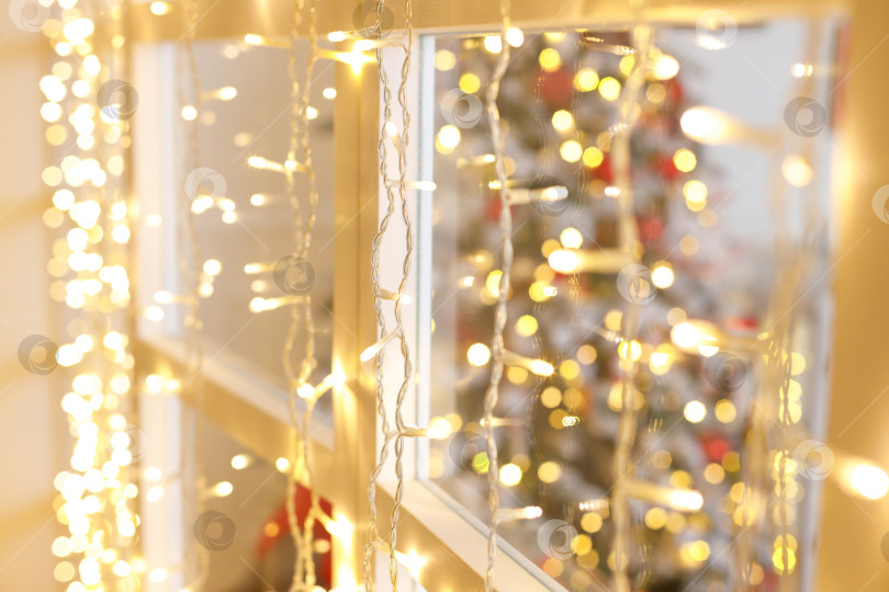 Скачать белая рождественская гирлянда на окне фотосток Ozero