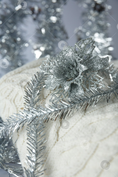 Скачать Рождество. Рождественская игрушка на белом вязаном свитере. фотосток Ozero