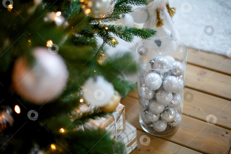 Скачать Белые рождественские украшения в вазе на деревянном полу фотосток Ozero