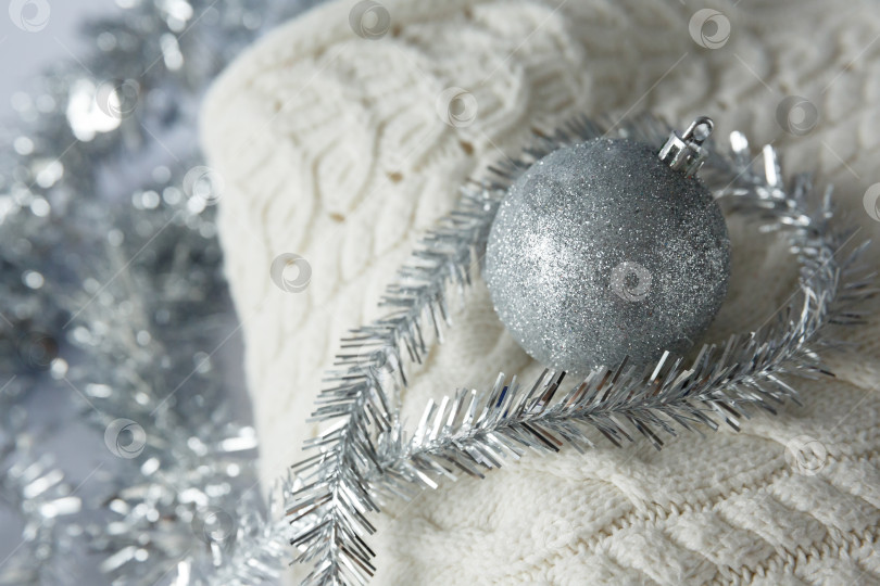 Скачать Рождество. Рождественский игрушечный шар на вязаном свитере. фотосток Ozero