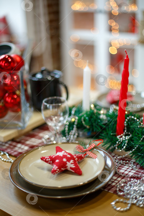 Скачать коричневые тарелки на столе в новогоднем убранстве фотосток Ozero