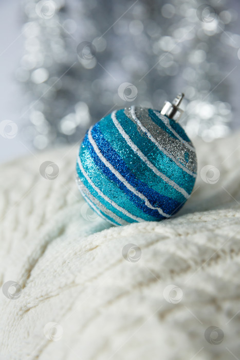 Скачать Рождество. Рождественский игрушечный шар на вязаном свитере. фотосток Ozero