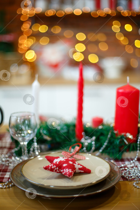 Скачать коричневые тарелки на столе в новогоднем убранстве фотосток Ozero
