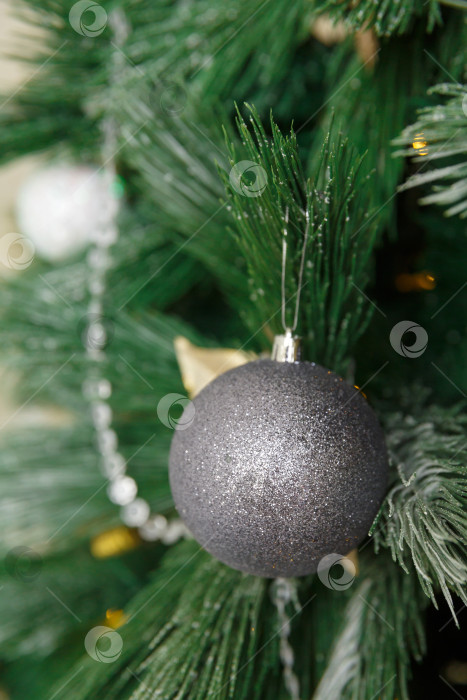 Скачать Рождественский игрушечный шар, висящий на ветке ели фотосток Ozero