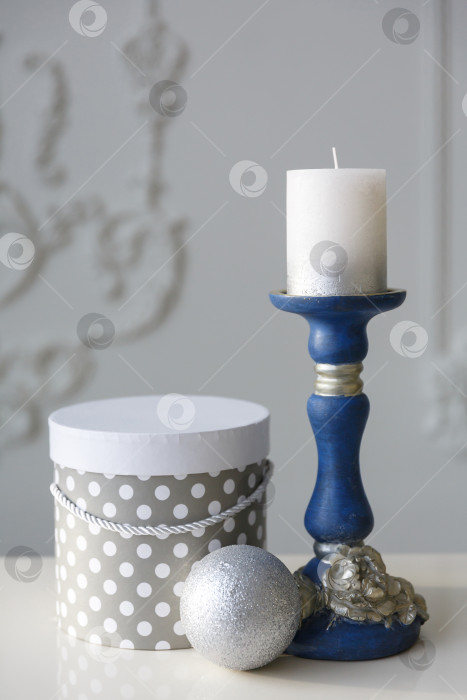 Скачать Рождественская открытка. Свеча в синем подсвечнике на белом фоне. Новогодний фон. Место для текста и сообщения фотосток Ozero