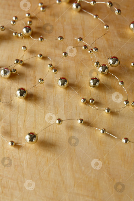 Скачать Рождественский фон. Бусины на светлом деревянном фоне фотосток Ozero