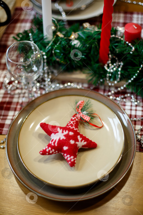 Скачать коричневые тарелки на столе в новогоднем убранстве фотосток Ozero