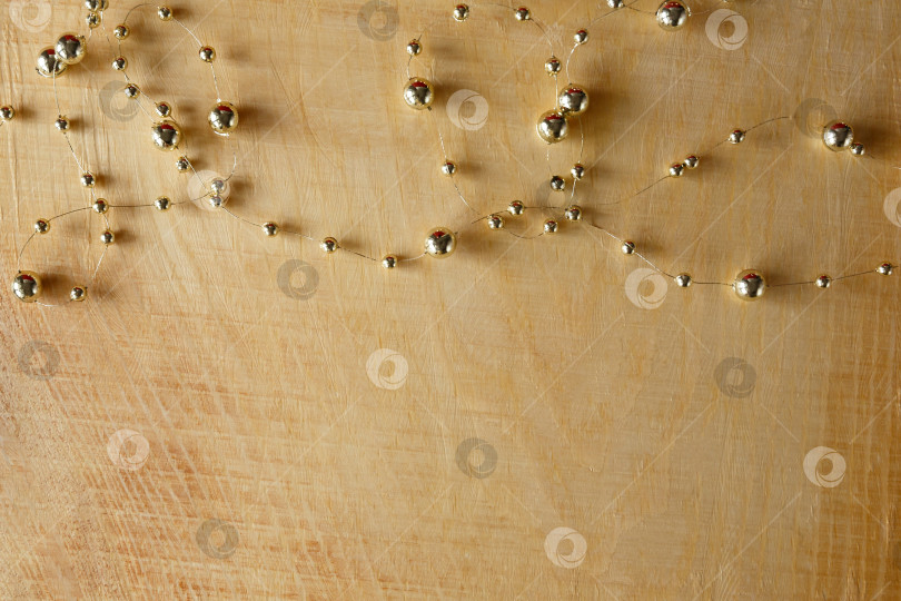 Скачать Рождественский фон. Бусины на светлом деревянном фоне фотосток Ozero