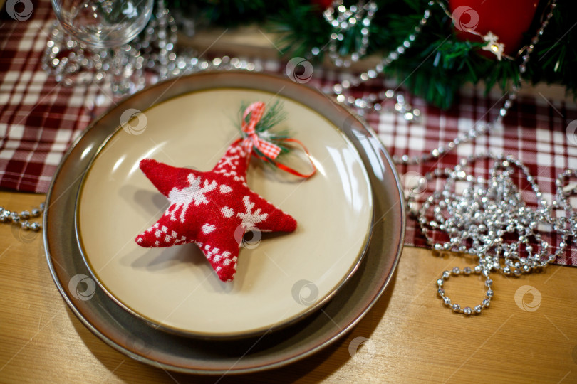 Скачать коричневые тарелки на столе в новогоднем убранстве фотосток Ozero