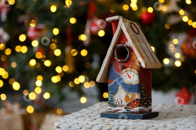 Скачать Рождественский игрушечный домик на фоне желтых огоньков гирлянды фотосток Ozero